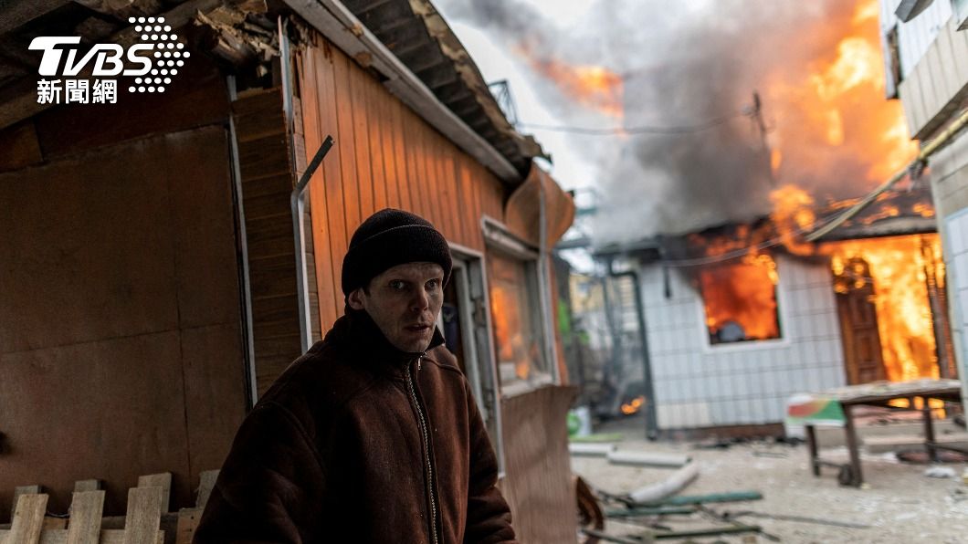 烏克蘭首都基輔西郊城市伊爾平（Irpin）的一個平民撤離通道遭到砲擊。（圖／達志影像路透社）