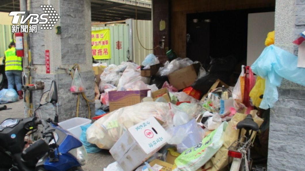 女房東平日裡喜愛收集回收物堆放。（圖／TVBS）