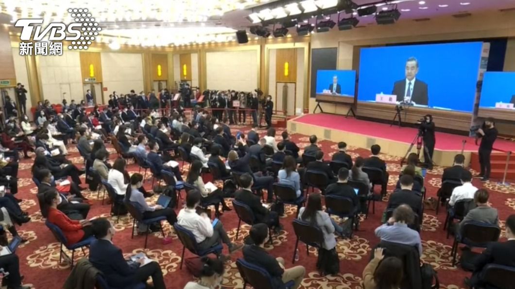 中國國務委員兼外交部長王毅親自主持中外記者會。（圖／TVBS）