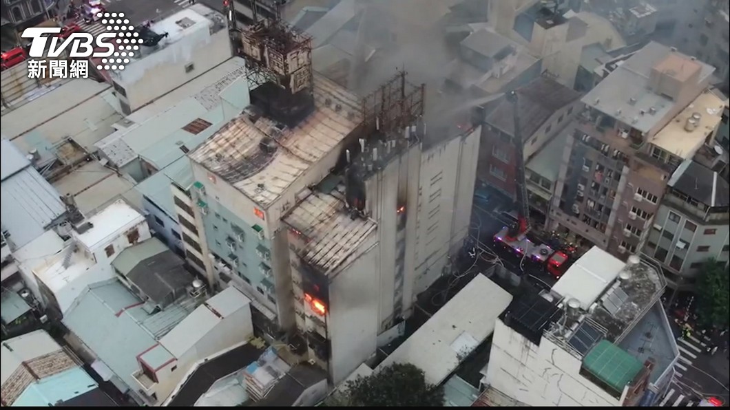 台中1棟大樓6日發生火災釀6死6傷。（圖／TVBS）