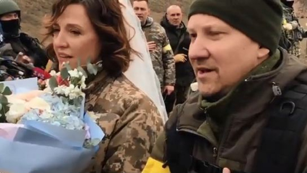 烏克蘭一對相戀22年的情侶日前在前線完婚。（圖／翻攝自推特Віталій Кличко@Vitaliy_Klychko）