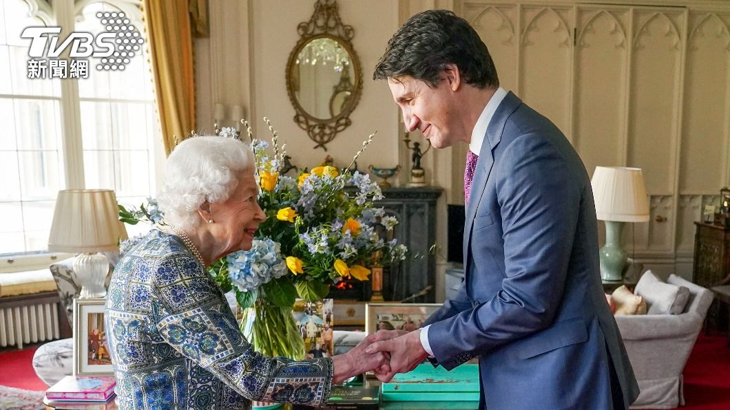 英國女王伊麗莎白二世在溫莎城堡與加拿大總理杜魯道會面。（圖／達志影像美聯社）