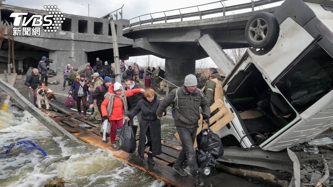 平民逃離基輔，在一座被毀壞的橋下穿過臨時搭建的小路。（圖／達志影像美聯社）