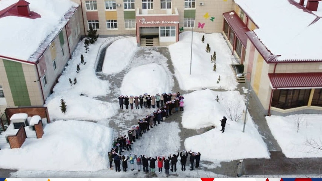 俄羅斯癌童站在雪地上排Z隊伍。（圖／翻攝自@kamikazani推特）