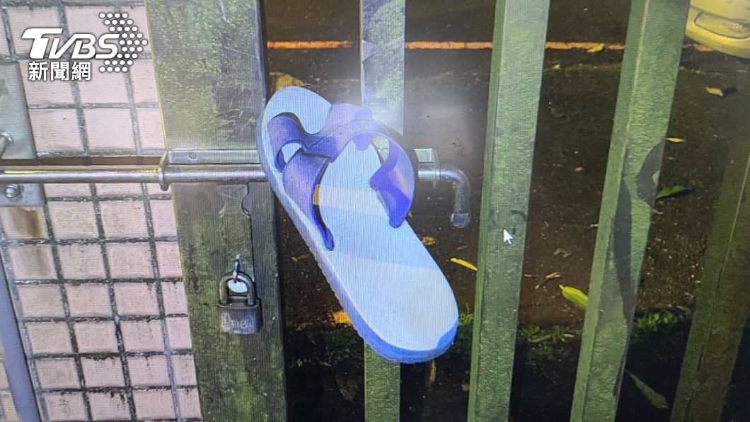 呂男企圖逃逸留下一只拖鞋卡在鐵窗。（圖／TVBS）