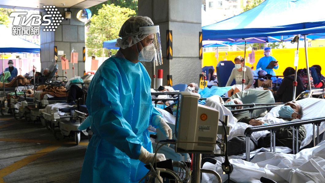 香港確診病人暴增，醫院外人滿為患。（圖／達志影像美聯社）