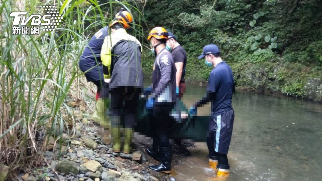 消防人員於河床邊尋獲牙醫男大生遺體。（圖／TVBS）