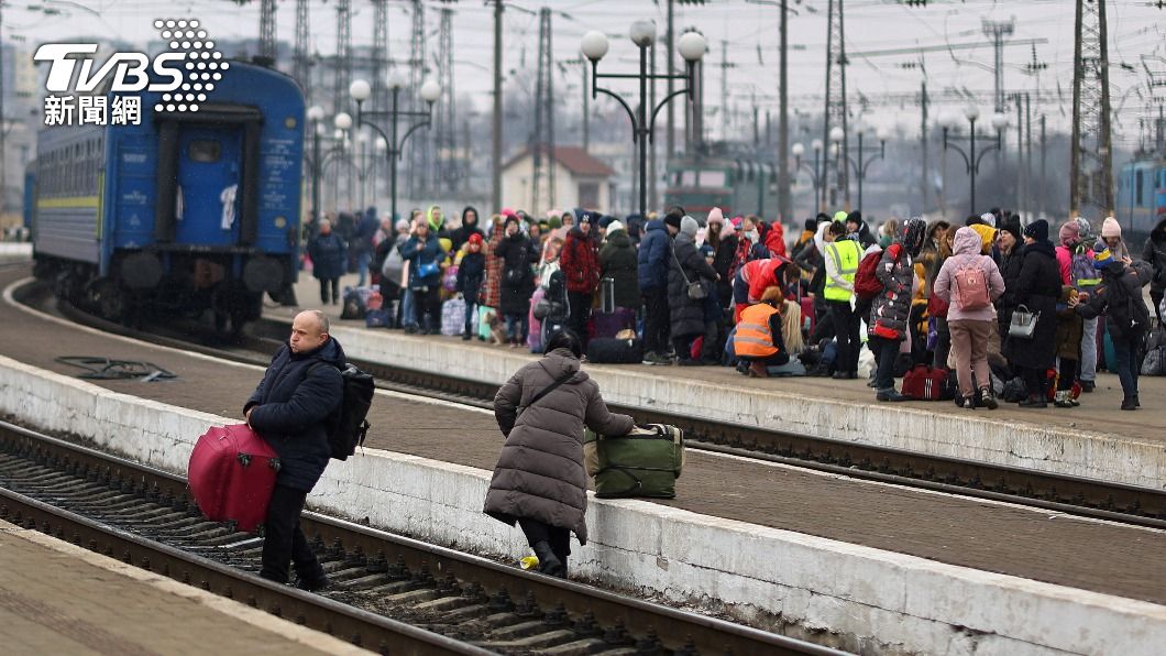 烏克蘭大批難民逃往波蘭。（圖／達志影像路透社）