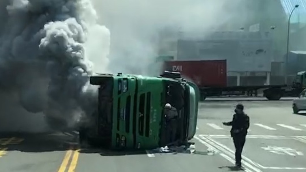 高雄有一輛貨櫃車翻覆。（圖／記者爆料網）