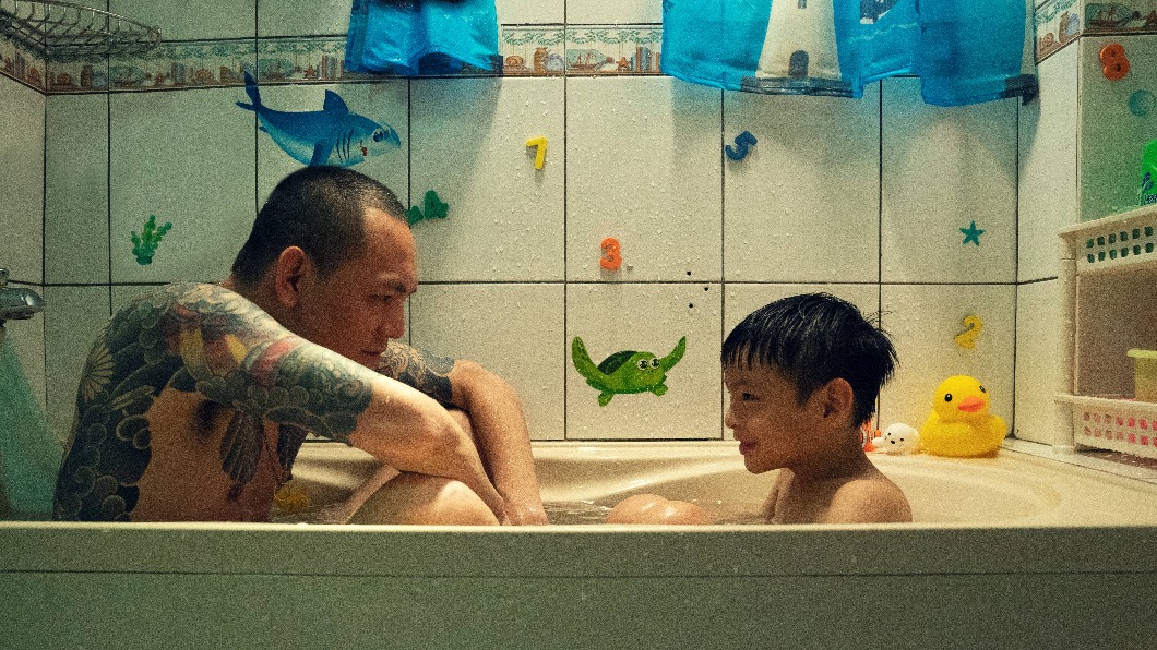 許傑輝首次執導的劇情短片《88海水浴場》獲得2022台灣國際兒童影展「台灣獎」肯定。（圖／公視提供）