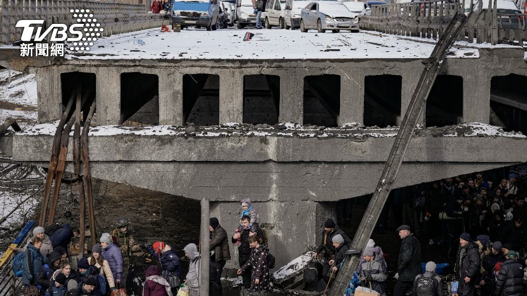 烏克蘭民眾在橋下躲避戰火。（圖／達志影像美聯社）