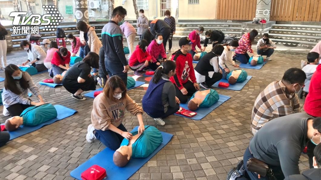 彰化東區分隊指導民眾新版CPR叫叫CD跟AED教學