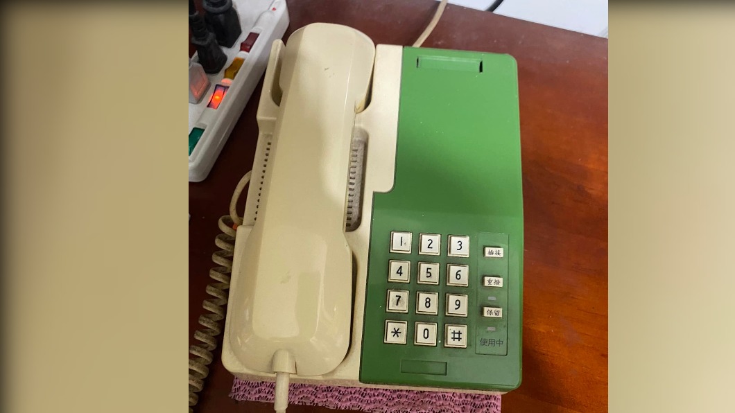 網友曬出古董級家用電話。（圖／翻攝自爆廢公社公開版臉書）