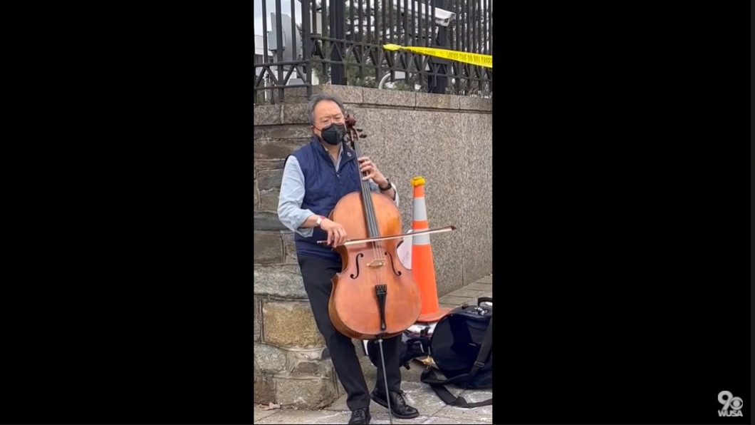 馬友友被目擊在俄駐美大使館前演奏。（圖／翻攝自WUSA9 Youtube）