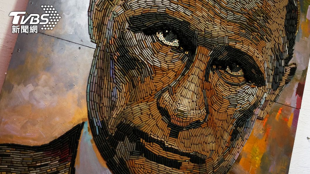 烏克蘭藝術家以血戰彈殼拼貼成普欽的臉孔。（圖／歐新社達志影像）
