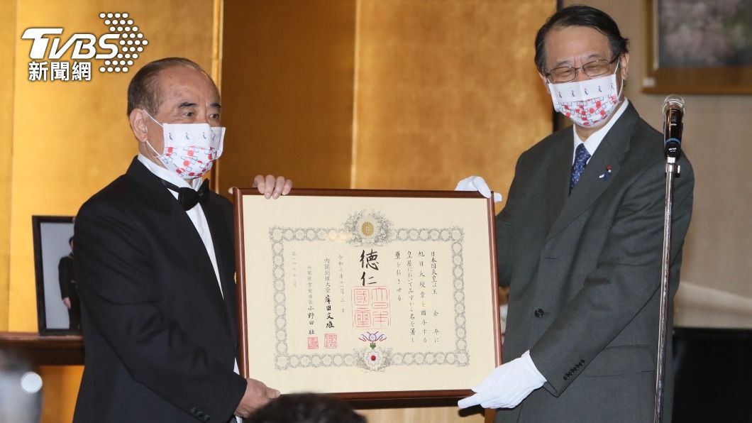 日本駐台代表泉裕泰（右）授與前立法院長王金平（左）最高等級的「旭日大綬章」。（圖／TVBS）