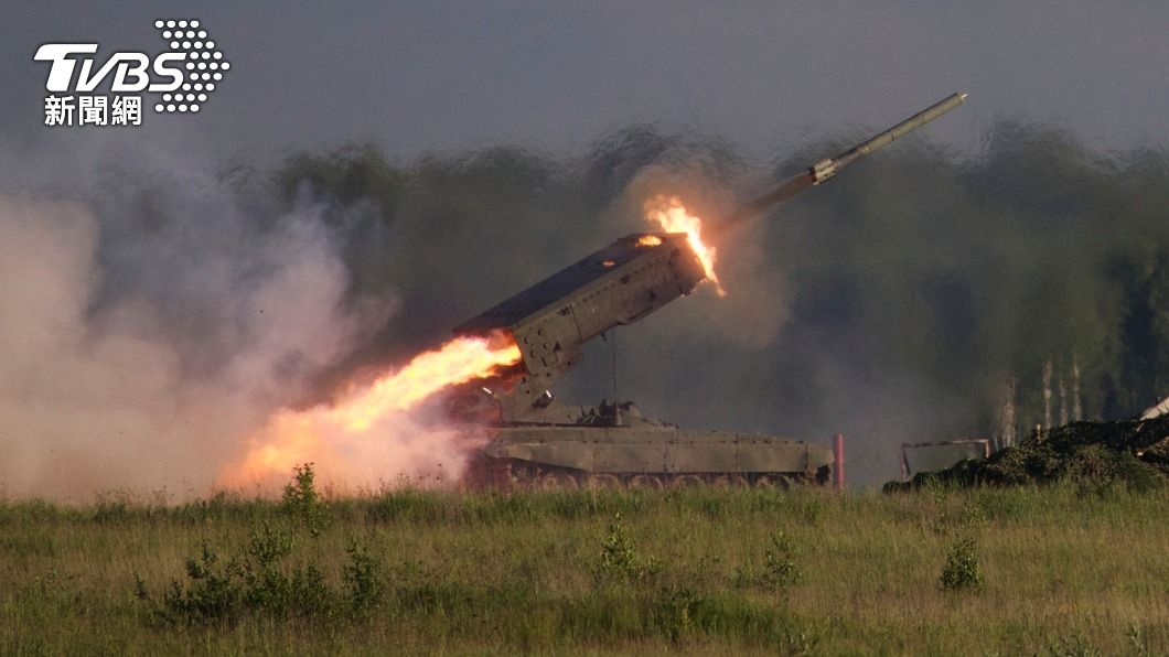 英國國防部證實，俄羅斯在烏克蘭使用「TOS-1A」火箭砲連續發射系統。（圖／達志影像美聯社）