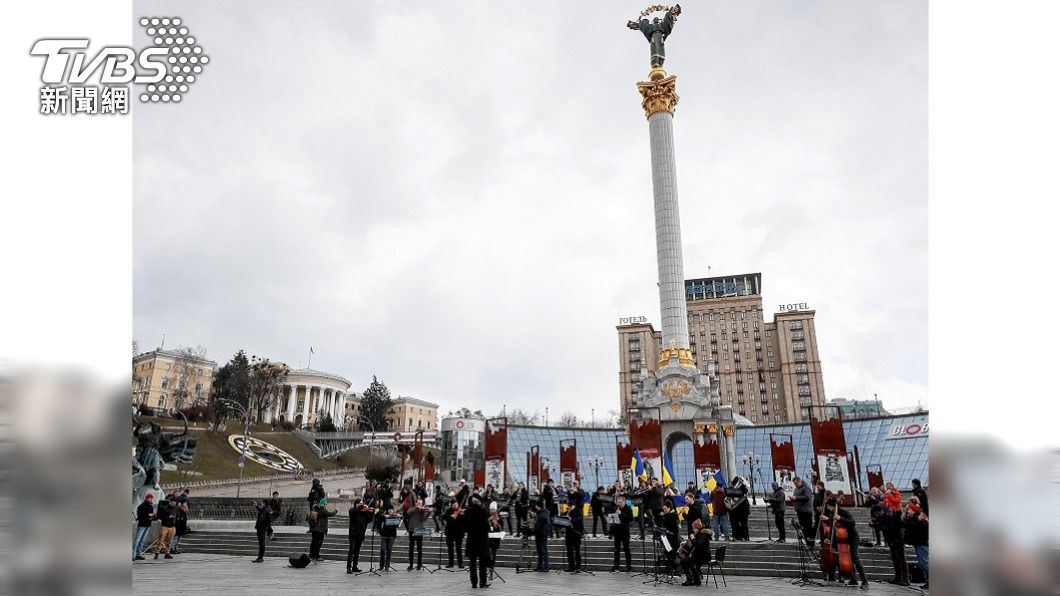 烏克蘭基輔古典交響樂團在獨立廣場演奏歡樂頌。（圖／達志影像路透社）