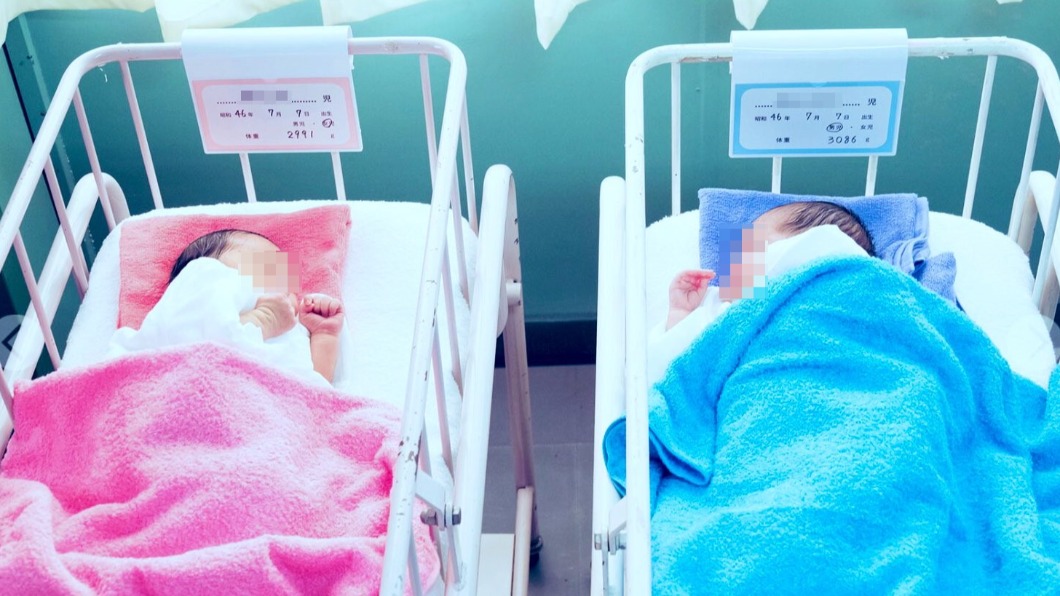 日本女子剛出生時睡在旁邊的男嬰如今竟是她丈夫。（圖／翻攝自推特）