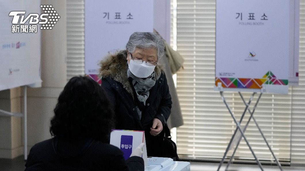 出口民調顯示，韓國有一半選民對自己所投的候選人不太滿意。（圖／達志影像美聯社）