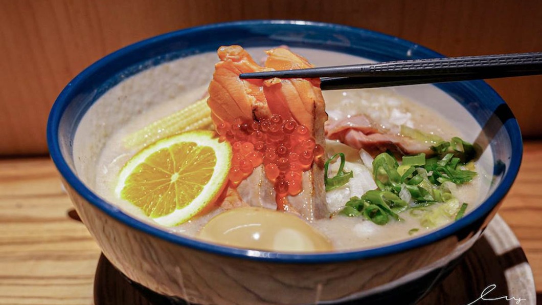 網路上爆紅的日式拉麵店，「創作麵坊・鮭の大助」深受大眾喜愛。（圖／艾薇覓食趣提供）