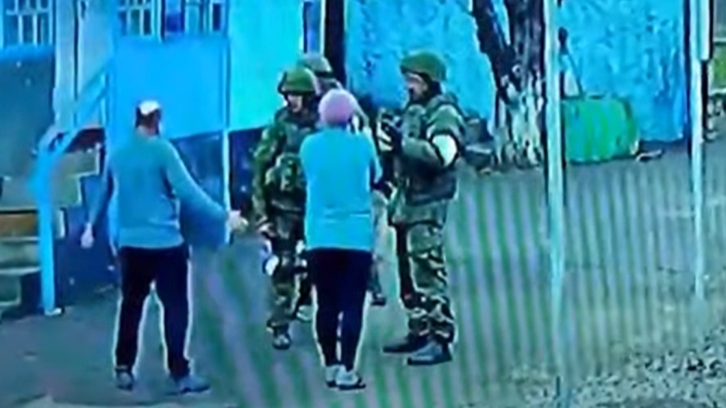 俄軍闖民宅想要打劫平民。（圖／翻攝自War&Violence YouTube）