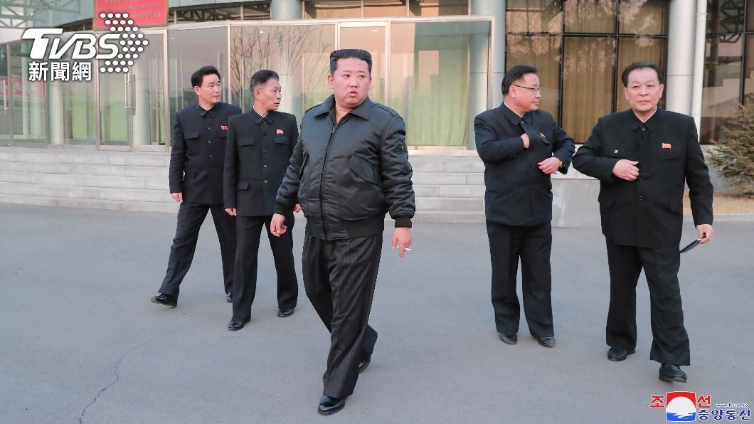 北韓領導人金正恩視察「國家宇宙開發局」。（圖／達志影像路透社）
