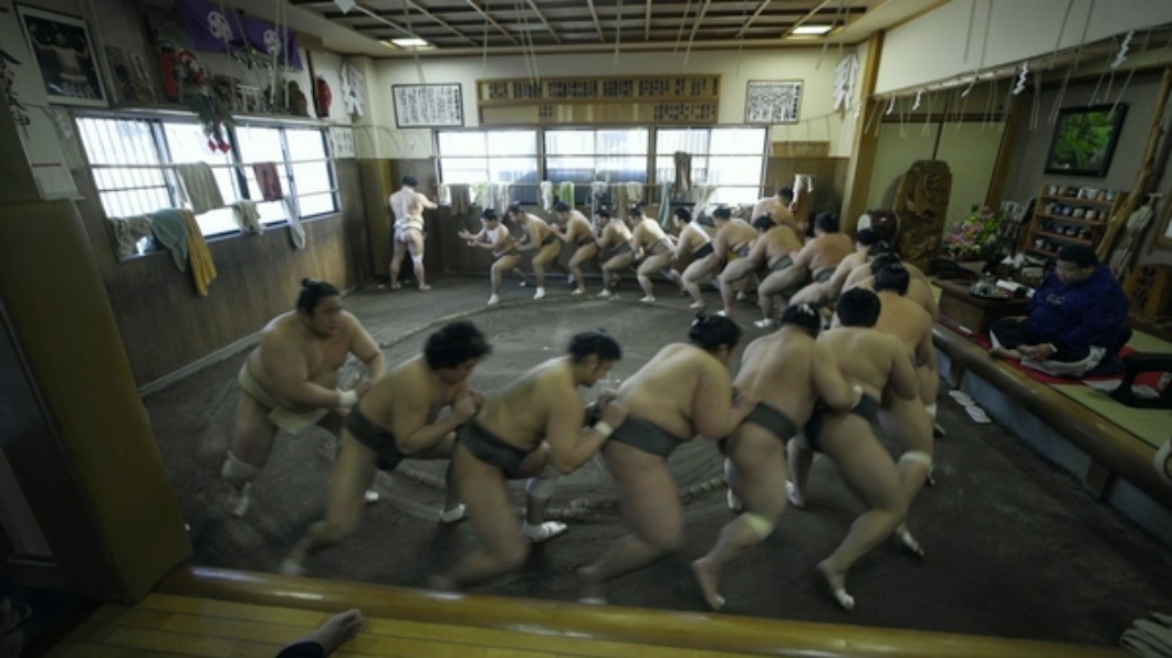 相撲訓練畫面。（圖／台北双喜電影提供）