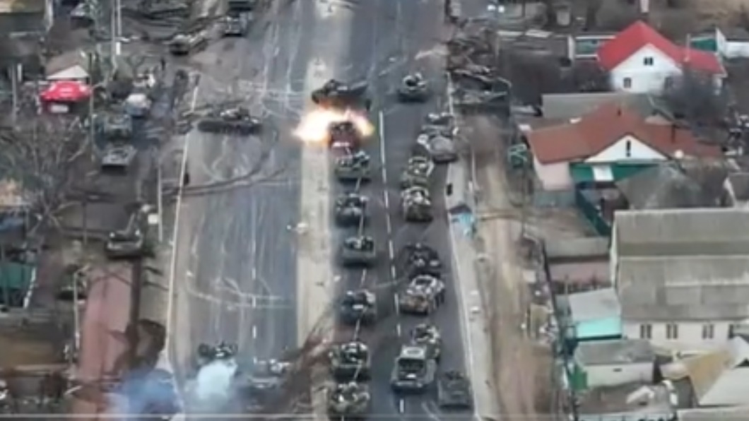 俄軍坦克排排站，直接被烏軍轟爛。（圖／翻攝自@DI_Ukraine推特）