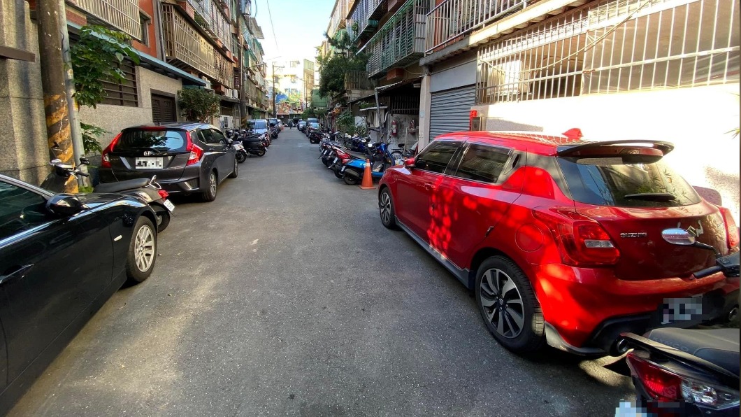 台灣巷弄常停滿汽機車。（圖／翻攝自爆怨公社）