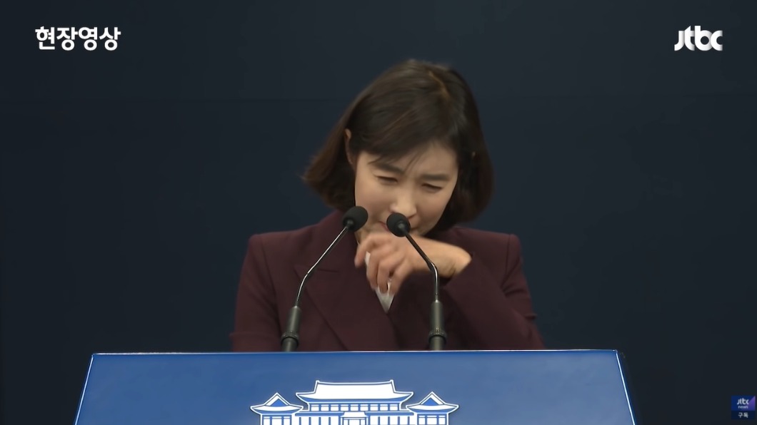 朴炅美在台上難掩悲傷。（圖／翻攝自JTBC News YouTube）