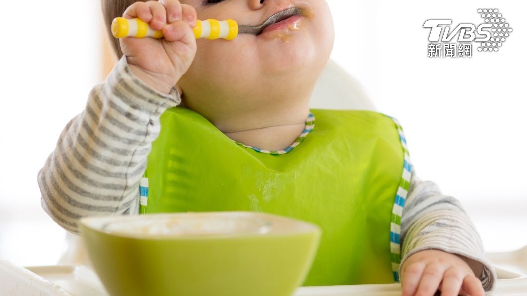 醫師建議可以讓孩童在1歲前就開始微量接觸各種食物。（示意圖／shutterstock達志影像）