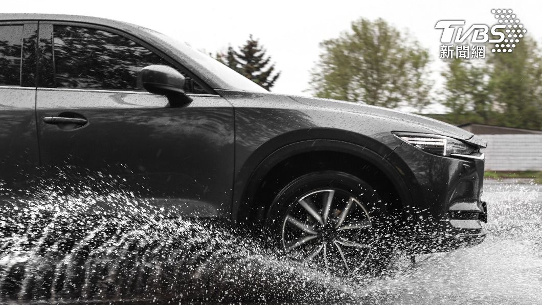 雨天行駛時，車輛有循跡防滑控制系統可降低打滑風險。（示意圖／shutterstock達志影像）