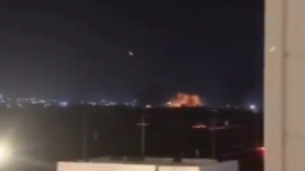 當地民眾捕捉到飛彈劃過夜空的砲擊瞬間。（圖／翻攝自 Mavi Bülten 推特 @mavibultencom）