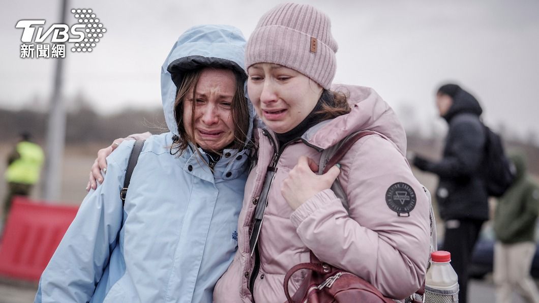 烏克蘭難民被迫離開家園，前往波蘭躲避戰火，忍不住淚崩。（圖／達志影像美聯社）