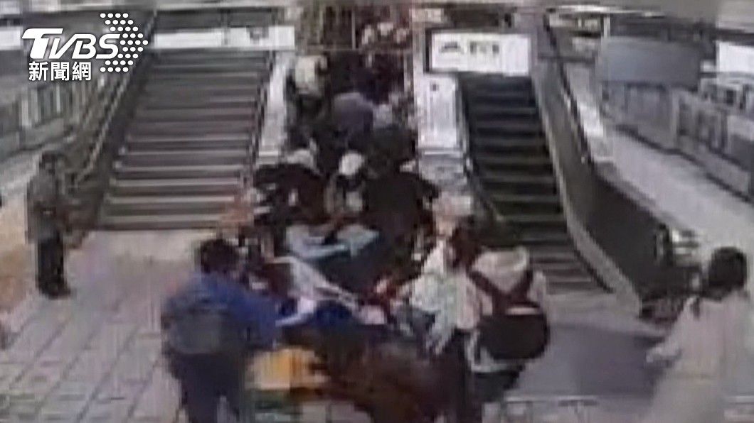 新埔站日前有電扶梯失速下滑釀成民眾受傷。（圖／TVBS）