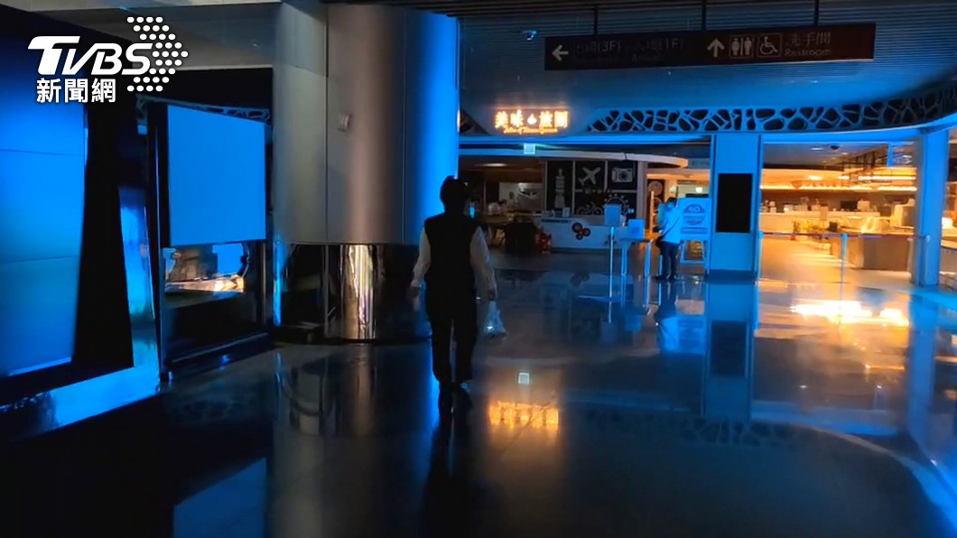 桃機第二航廈11日晚間跳電。（圖／TVBS）