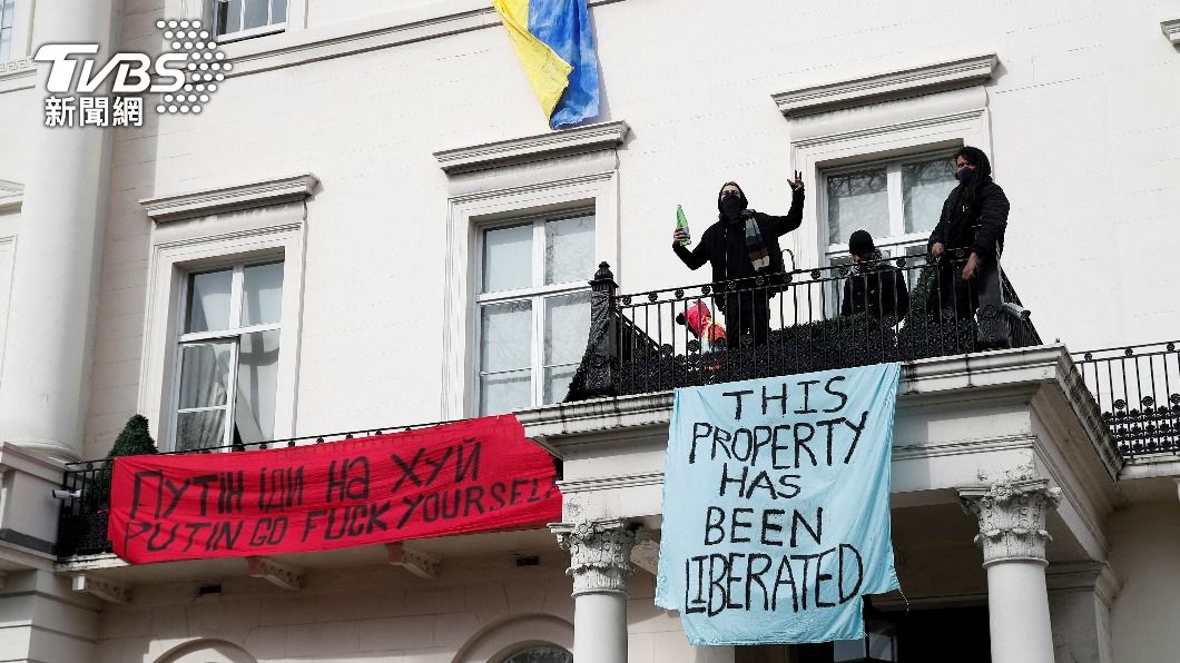 占領者入侵一棟俄羅斯鋁業巨頭位於倫敦的豪宅。（圖／達志影像路透社）