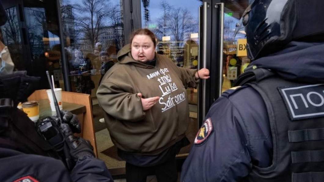 270公斤的麥當勞鐵粉盧卡將自己銬在麥當勞大門。（圖／翻攝自推特）