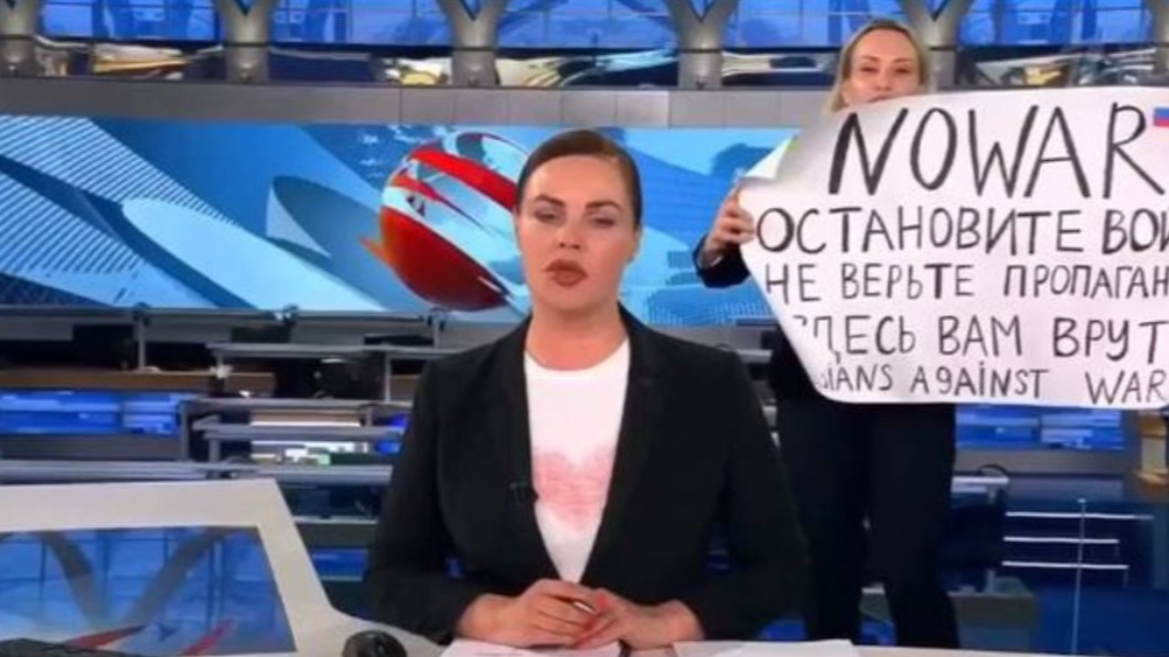 歐芙希安妮可娃持反戰標語闖直播間轟動國際。（圖／翻攝自@mbk_center推特）