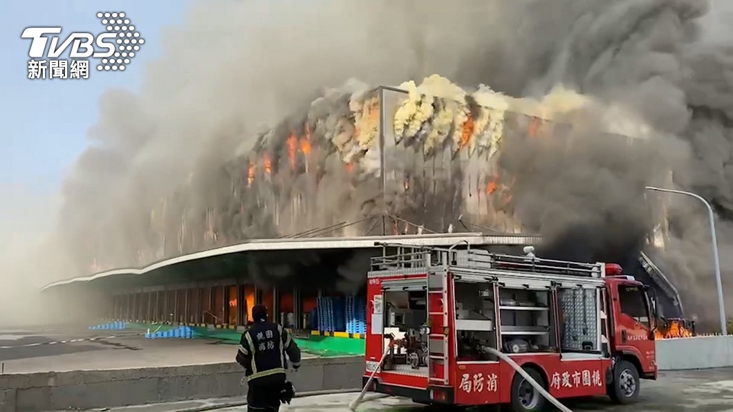 家樂福楊梅物流中心2022年3月發生大火。（圖／TVBS資料照）