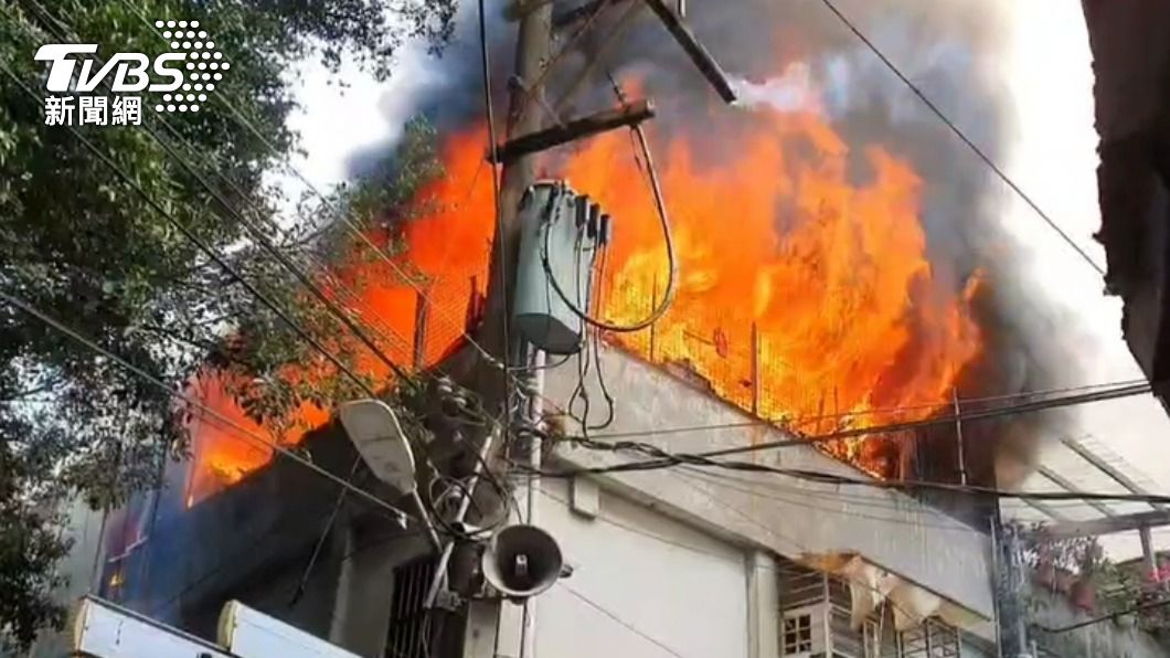 民宅陷入火海。（圖／TVBS） 永和民宅頂樓整片火海！7旬翁燒燙傷被救出 嗆傷送醫