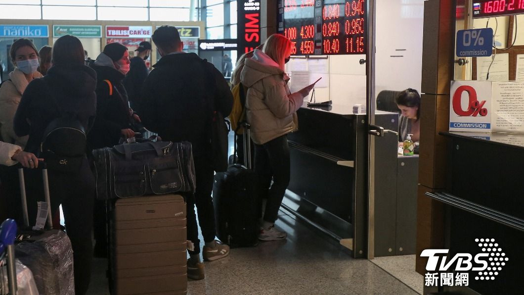 許多俄羅斯人抵達喬治亞首都第比利斯的機場，排隊等待換匯。（圖／達志影像路透社）