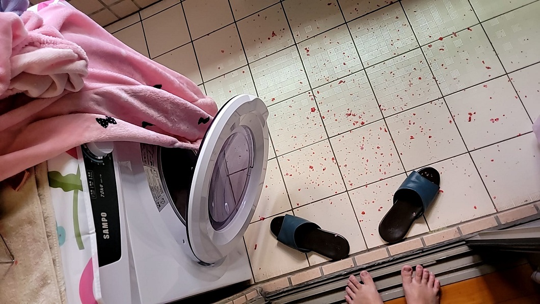 一名女網友洗完衣服後陽台地板變得宛如命案現場。（圖／翻攝自爆怨公社）