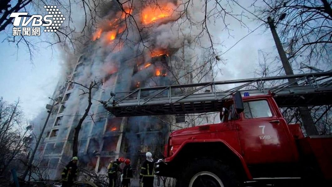 基輔一棟住宅大樓遭到攻擊。（圖／達志影像路透社）