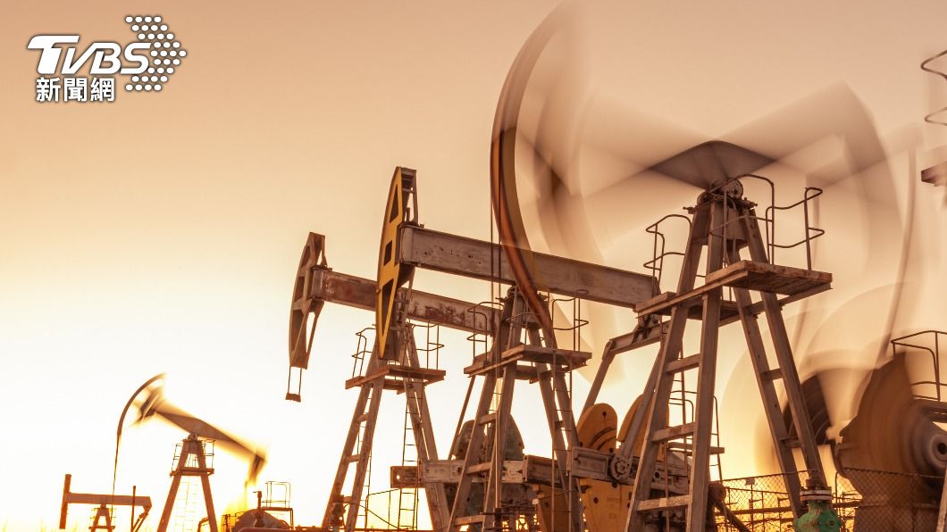 美國基準原油期貨合約西德州中級原油價格重挫5%多。（示意圖／shutterstock 達志影像）