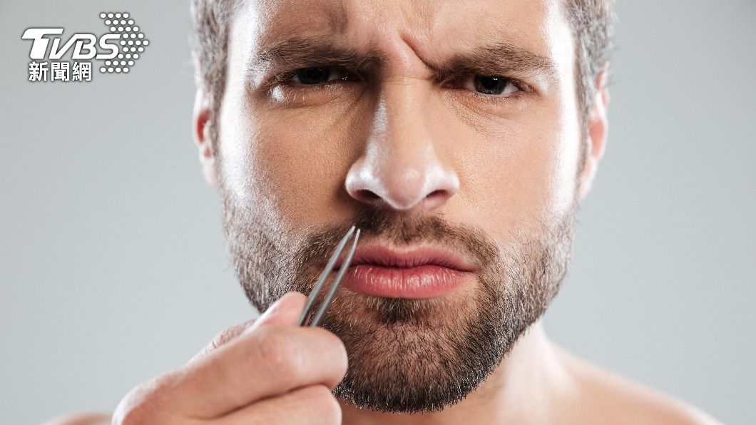 鼻毛外岔影響外觀，許多人會定期修剪鼻毛。（示意圖／Shutterstock達志影像）