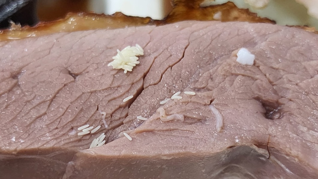 民眾貼出鴨肉上竟長了神秘「條狀物」的照片。（圖／翻攝自爆系知識家臉書）
