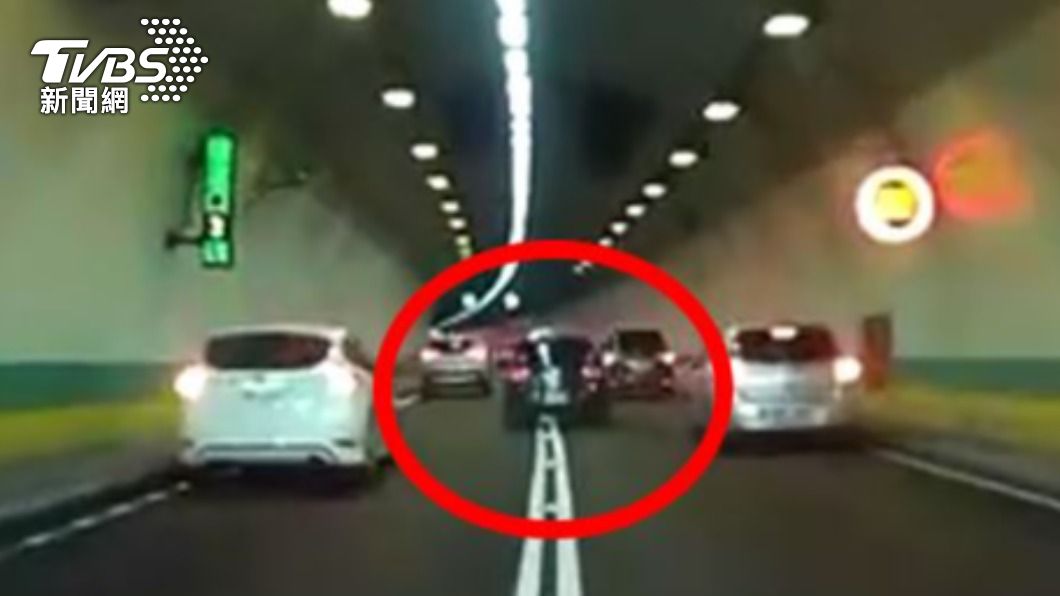 黑色轎車在隧道內狂飆。（圖／TVBS）