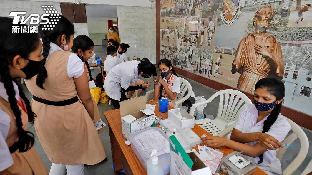 印度青少年施打疫苗。（圖／達志影像路透社） 印度擴大疫苗施打對象　12-14歲青少年開始接種